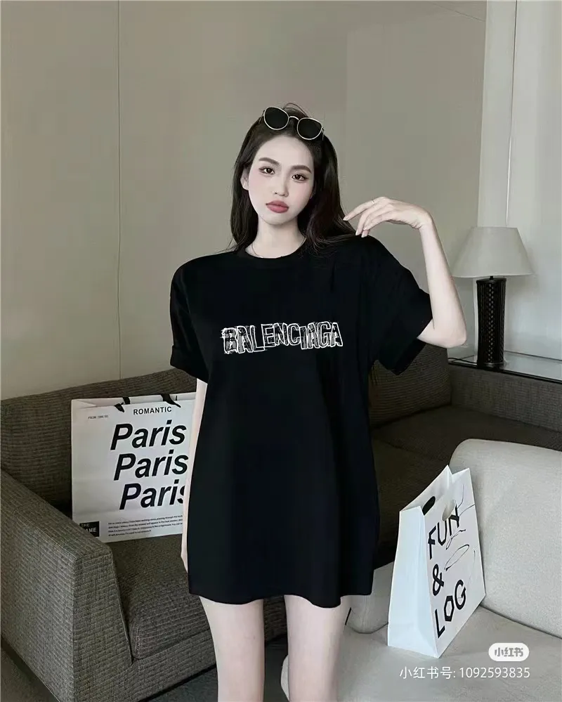 P80✨🔥 BALENCIAGA Paris lettering printed short-sleeved T-shirt. Custom-woven and dyed 300 grams of combed cotton heavyweight fabric. Zero color difference in threads. Perfect details. Different from the current currency version. Welcome to compare. Same Style for men and women. Must-sell in the picture above. Color: White Black Size: 1 2 3 4